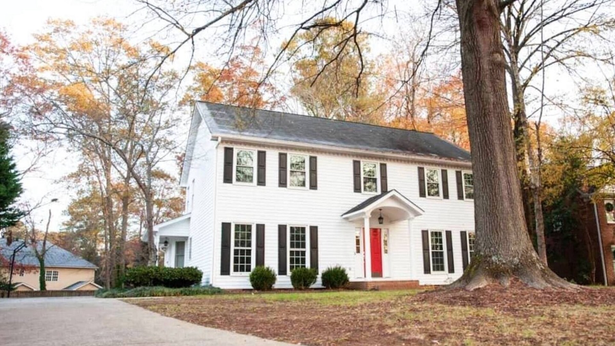 Dalton House | Entire House with Parking | Ideal for Long Stays!
