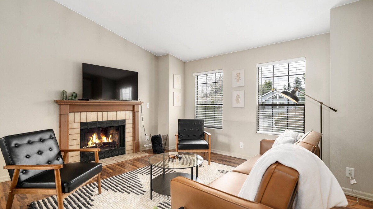 Kent House | Entire Kent/Renton Home with Two Master Suites