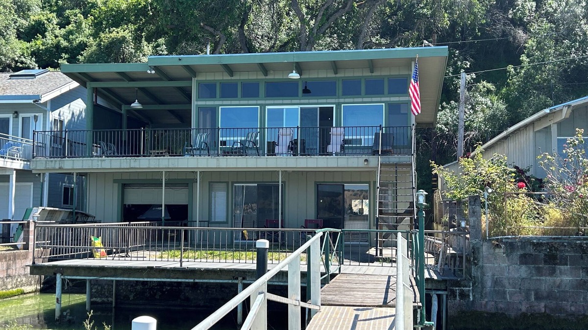 Clear Lake House | Entire Lake Front home on Beautiful Clearlake with Private Dock! See Pics!
