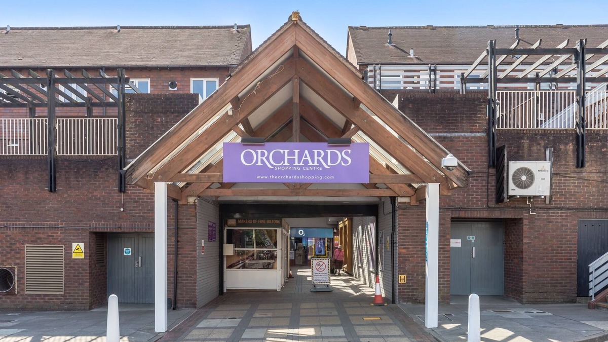 Haywards Heath Apartment | Entire luxury apartment in the middle of town with private parking!
