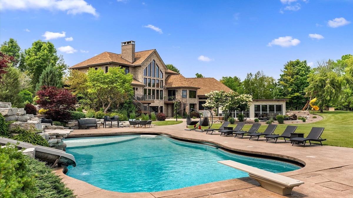 Newton House | Entire mansion on Lake Michigan! Perfect for hosting groups. Pool, games, & more