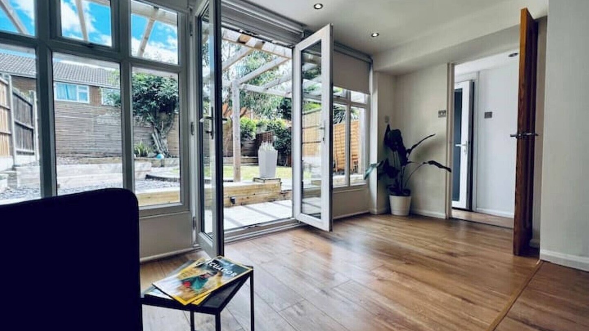 Tamworth House | Entire Modern House in Tamworth | 2 Double Beds + Parking
