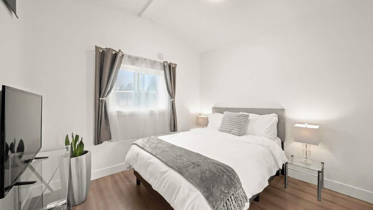 Renfrew-Collingwood House | Entire NEW Cozy and Modern 2–storey HOUSE