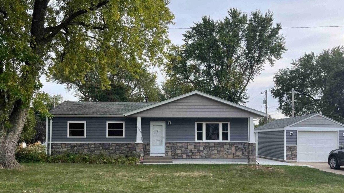 Bettendorf House | Entire ranch home centrally located in Bettendorf, near bike path and Bett Plex