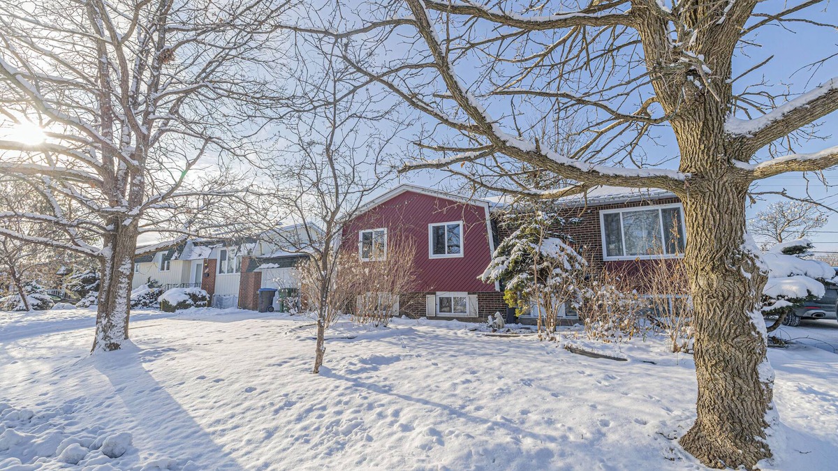 Chambly House | Entire Renovated 5BDR House in Chambly, ALL NEW! Swimming pool