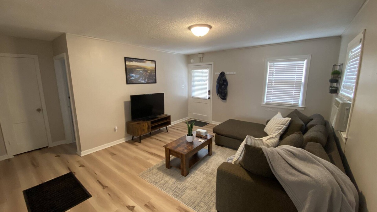 Maryville House | Entire residential home-walking distance to NWMSU