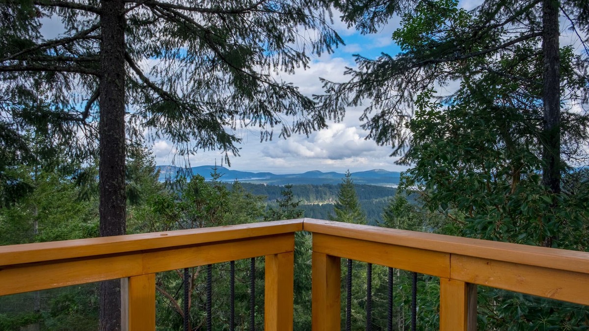 Salt Spring Island House | Entire room. Ocean, mountain view. Hot tub. Next to the Mount Maxwell park.