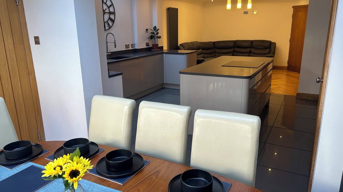 New Brighton House | Entire Seaside Home 6 Private Bedrooms Sleeps 10