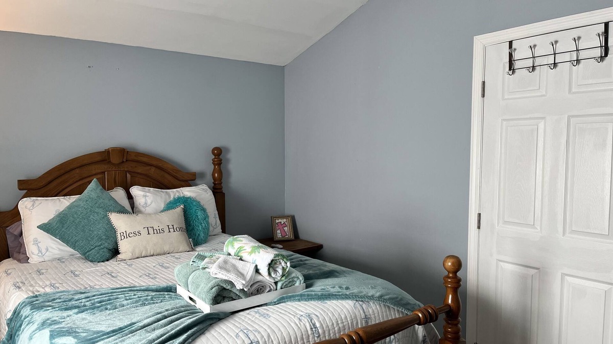 Albany Apartment | Entire Space, 2 private bath! 2bdrm-Apt in guest barn complex. Private entry!