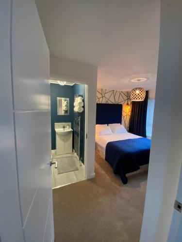 East End Apartment | Entire Spacious 3-Bed Family Home, City Centre, Free Parking, Garden