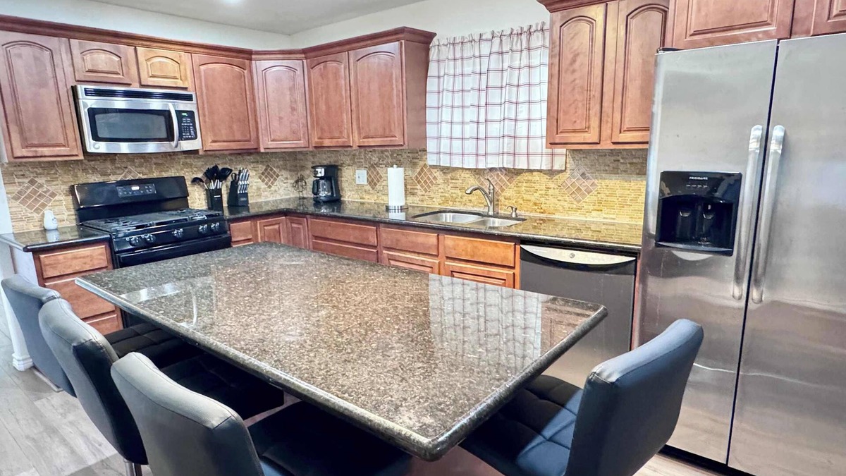 Port Arthur House | Entire Spacious 4 BR Home for Professionals
