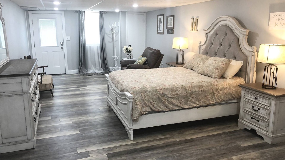 Tyler House | Entire Spacious Bristol Getaway with Farmhouse Charm
