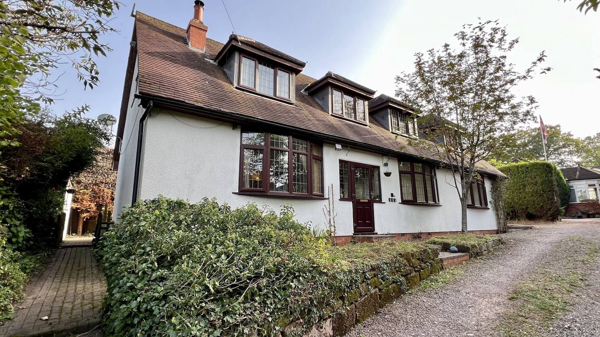Bromsgrove House | Entire, spacious dormer bungalow retreat.