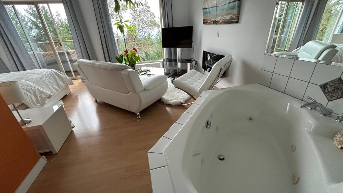 Salt Spring Island House | Entire Suite,Ocean,mountain view,jacuzzi in the Suite,next to Mount Maxwell park