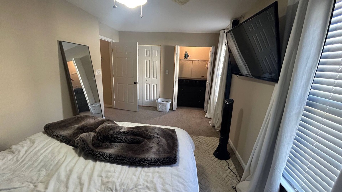 Glen Burnie House | Entire Townhouse Near BWI , Orioles, and Ravens. Find Your Home Away From Home!
