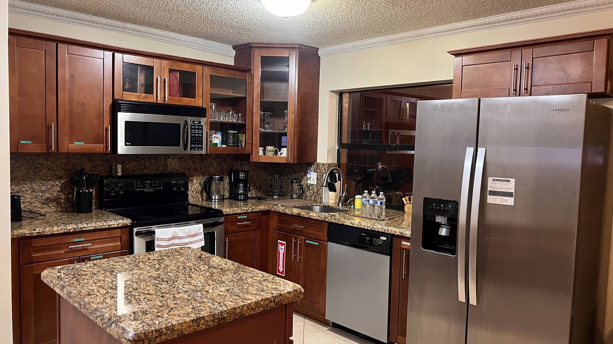 Survey Creek House | Entire Vacation Waterfront 3/2 home, Huge Backyard for Family or Remote working