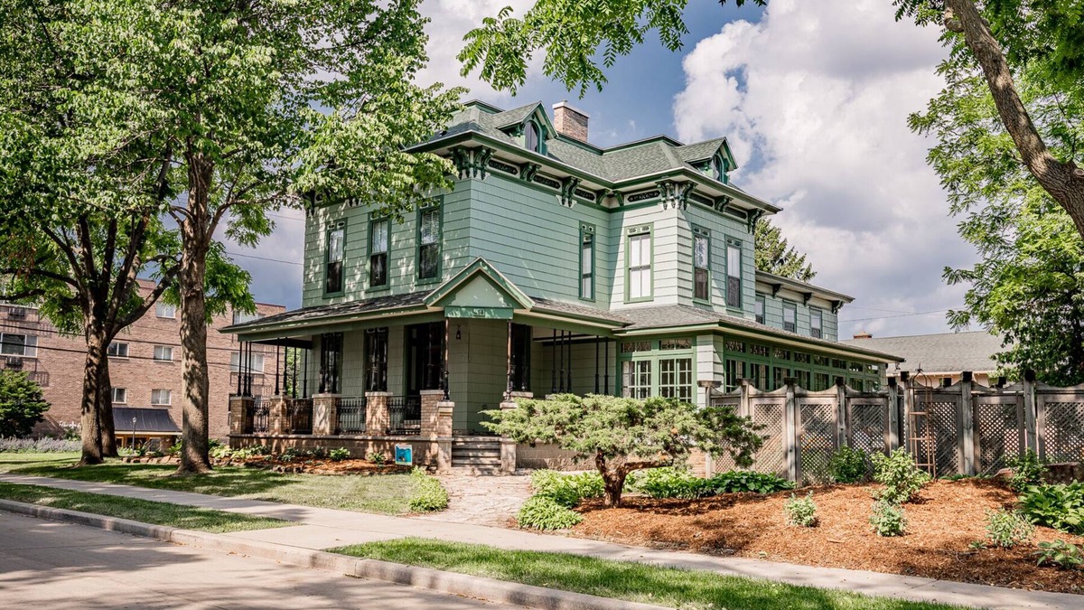 Oshkosh House | Entire Victorian Mansion - Near Main St & Farmer’s Mkt - Sleeps12