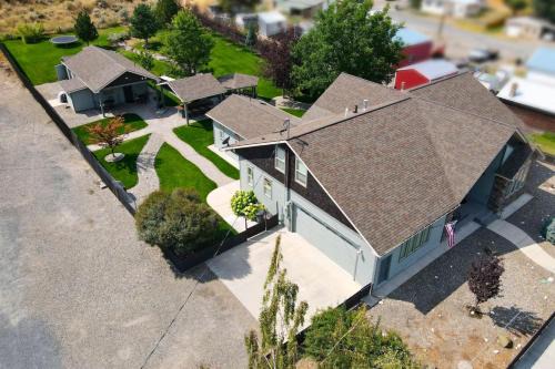 Baker City House | Entire Wunder Mine Estate Sleeps 20 Hot Tub Outdoor Kitchen Firepit