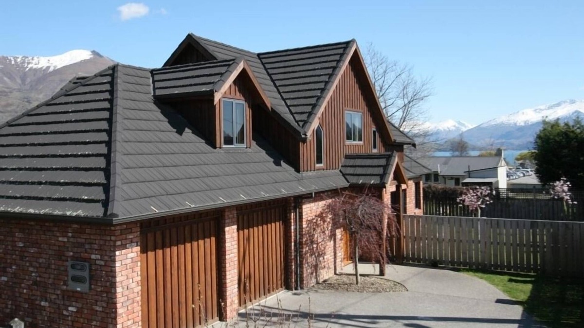 Wanaka House | Enviable downtown Wanaka location. Room for up to 9 guests
