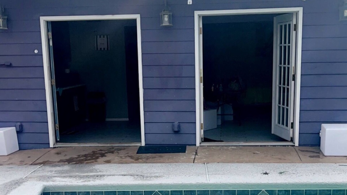 Seabrook Apartment | Envy’s lounge pool house