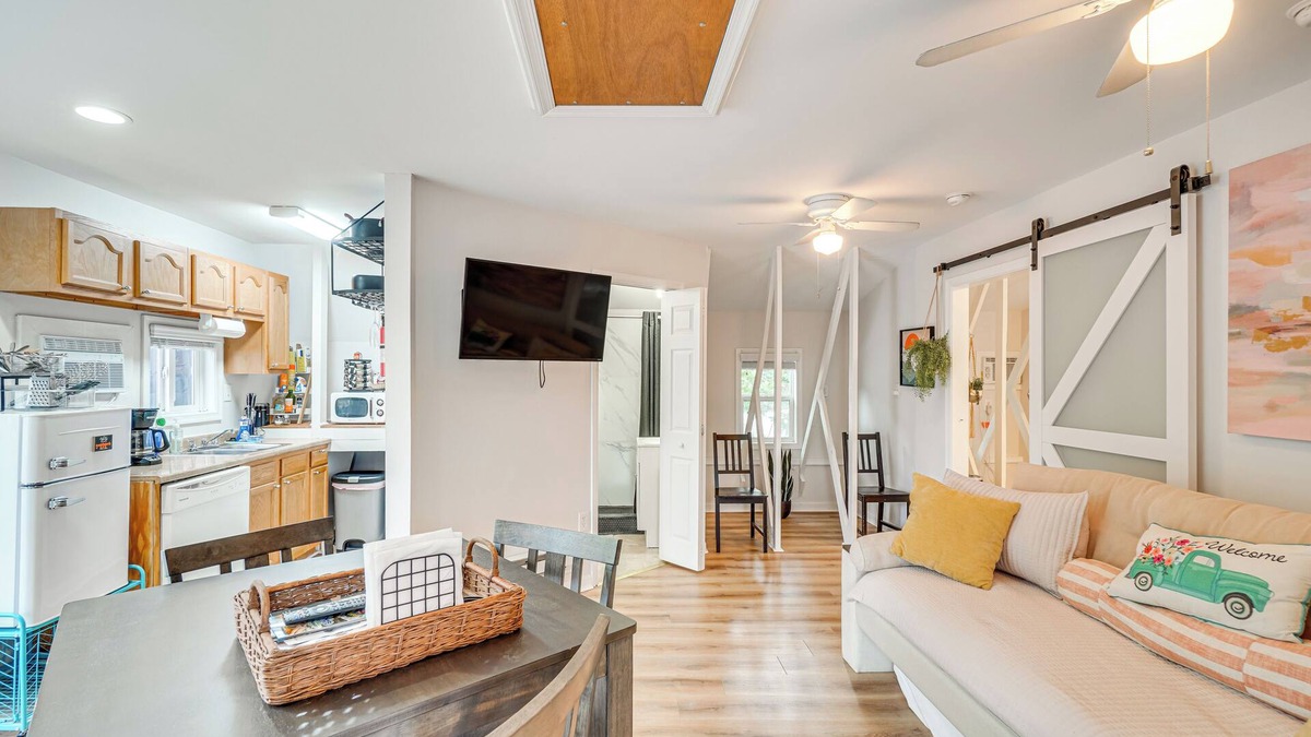 Brunswick Apartment | Epic Brunswick Apartment with Deck!