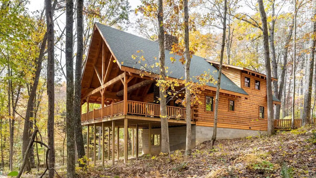 Logan Cabin | Epic Cabin 5 Miles from Hocking Hills Park. Hot Tub, Sauna, Arcade and more!