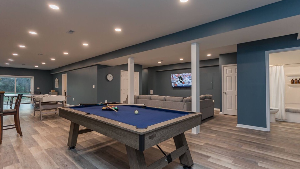 Elkton Ski Chalet | Epic ~ Game Room, Hot Tub, Firepit, BBQ ~ 7 min to Shenandoah National Park