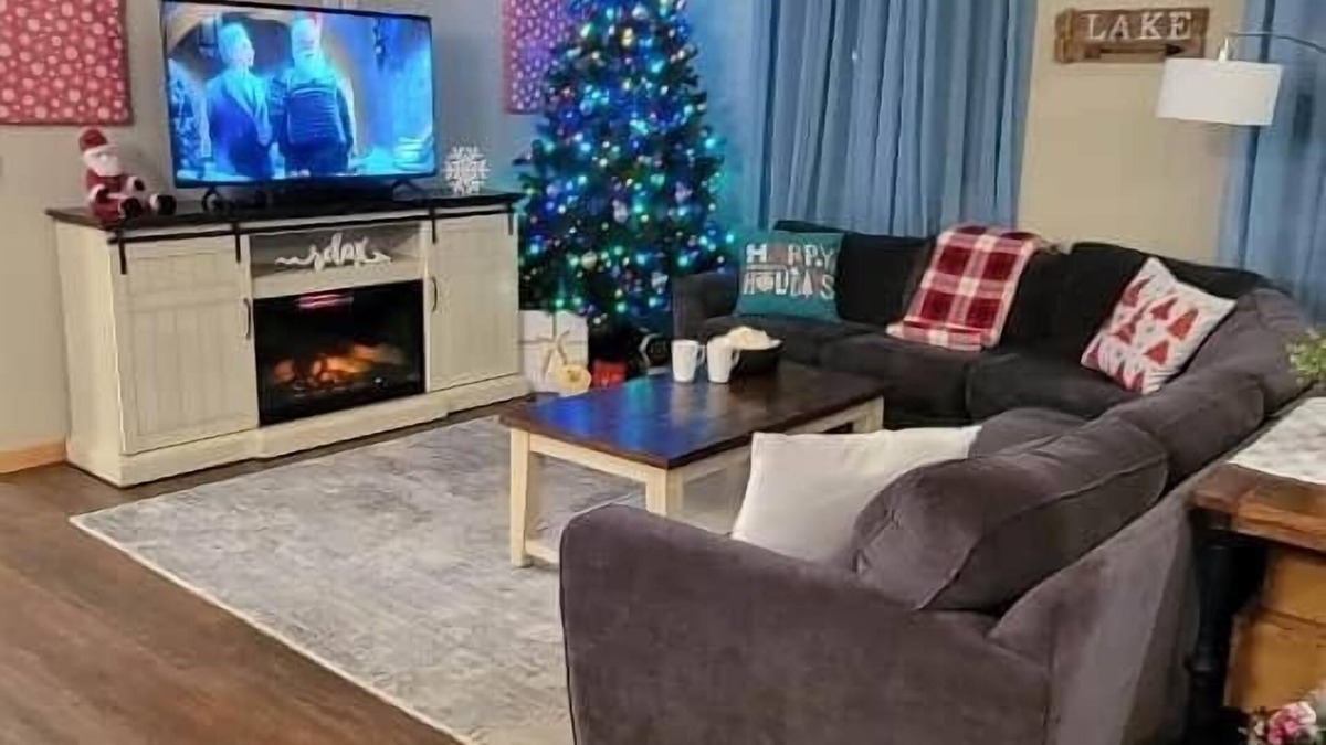 Lindstrom Cabin | EPIC Gameroom*Spacious 4 bdrm*🎄 Holiday Decor