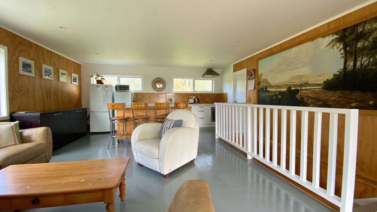 Houhora Cabin | Epic holiday or retreat venue- Massive yoga/chill room with beach only 1min away