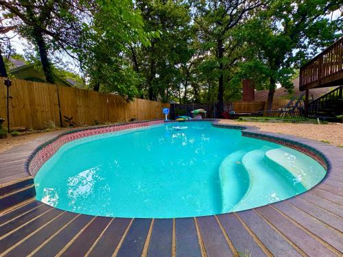 Ederville House | Epic Location Cool Pool, 6Flags, Rangers, Cowboys