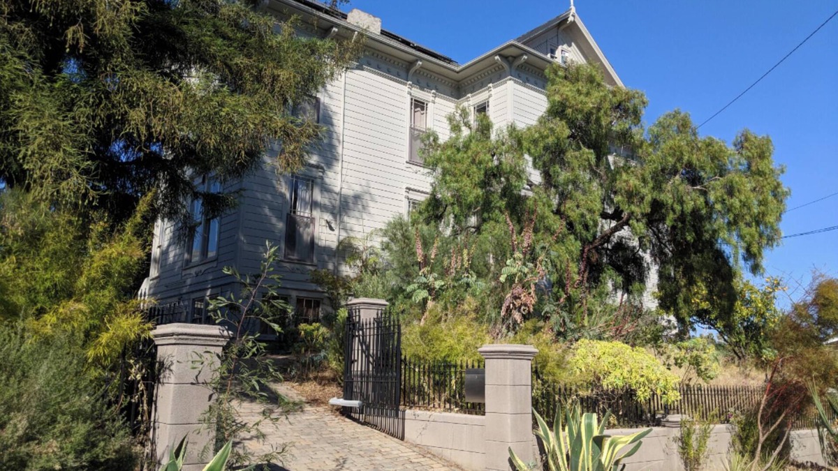 Oakland House | Epic Mansion, gardens, art 2