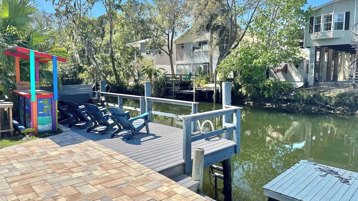 Weeki Wachee Gardens House | EPIC Weeki Wachee paddle house included paddleboards and kayaks!