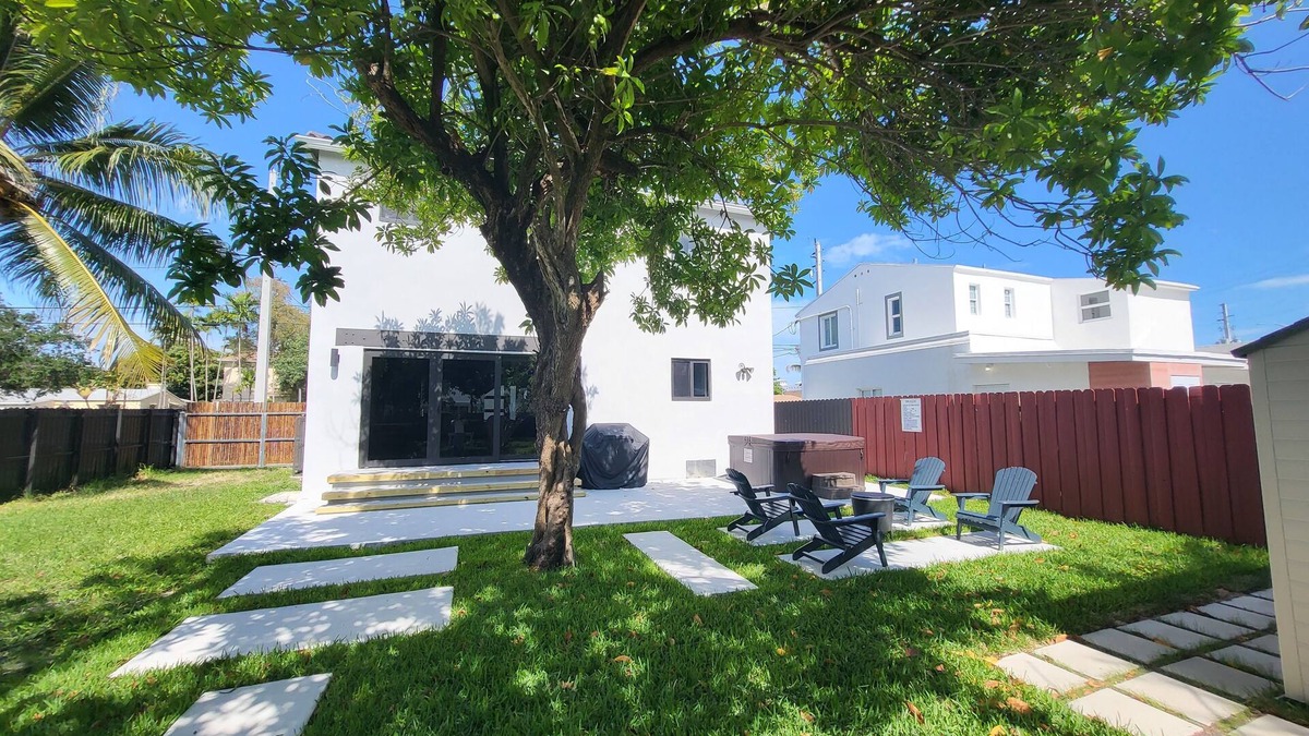 Little Havana House | Epicenter of Miami. Bright & spacious entire home with huge backyard