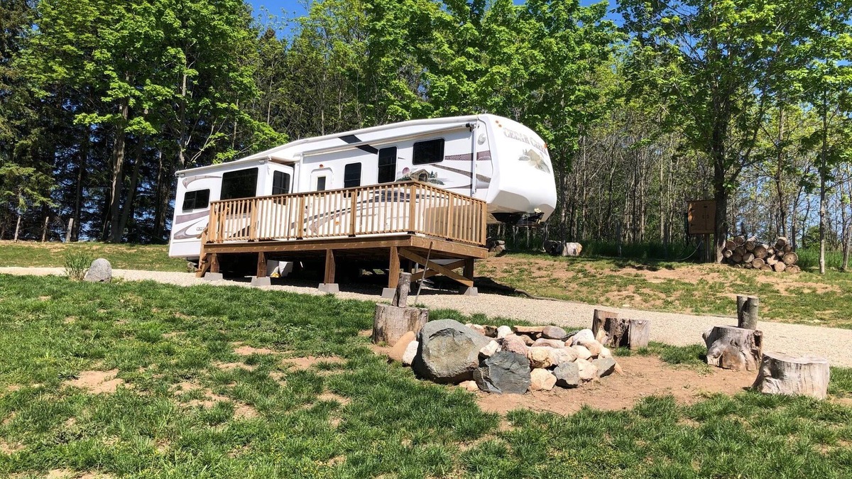 Grey Highlands House | Epping in Beaver Valley. Private Campsite with RV for a little bit of Glamping