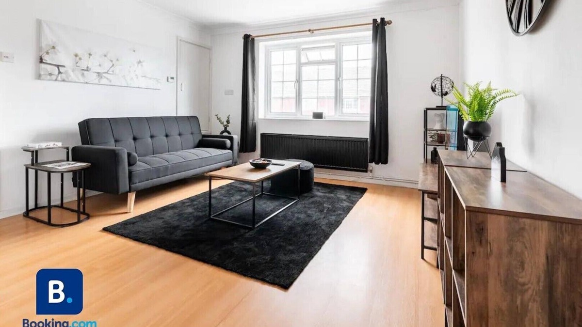 Epsom Apartment | Epsom Racecourse Retreat with Private Parking