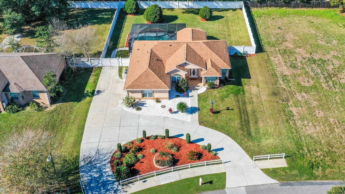 Ocala House | Equestrian Paradise w/Swimming Pool 12 min to WEC Walk to Food, Mall, Shops