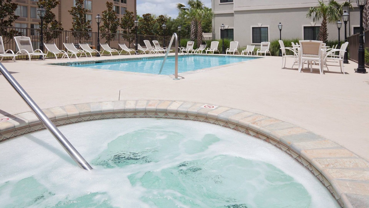 Lafayette Condo | Equipped King Suite | Free Daily Breakfast, Outdoor Pool + Hot Tub Access
