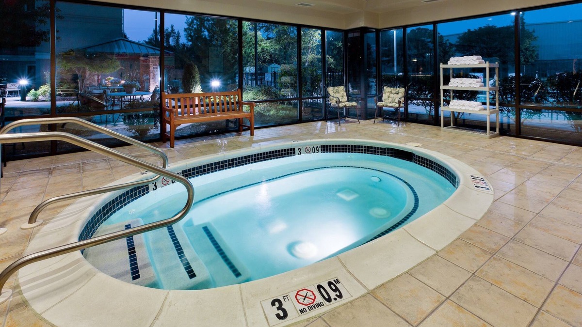 Allentown Condo | Equipped Suite Near ABE with FREE 24h Airport Shuttle | Shared Hot Tub Access