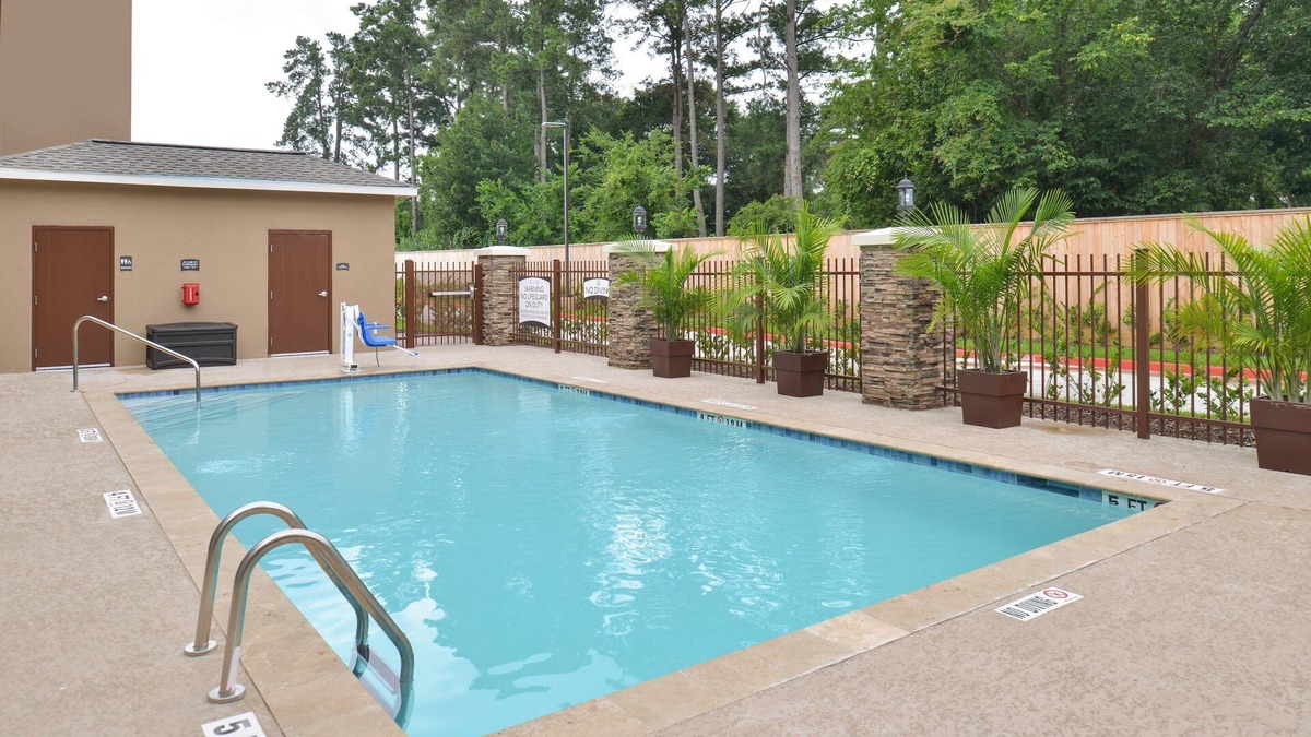 Tomball Condo | Equipped Suite Near Houston | Shared Outdoor Pool