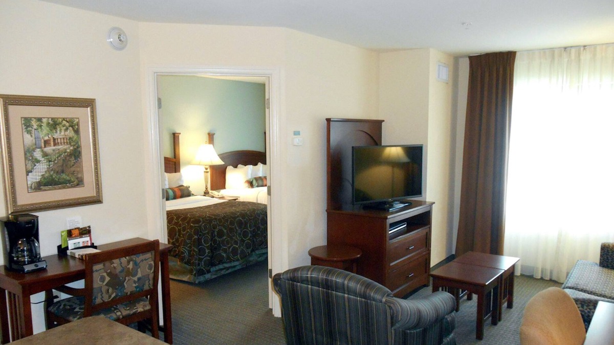 Eden Condo | Equipped Suite Near the Savannah Airport | Seasonal Pool Access