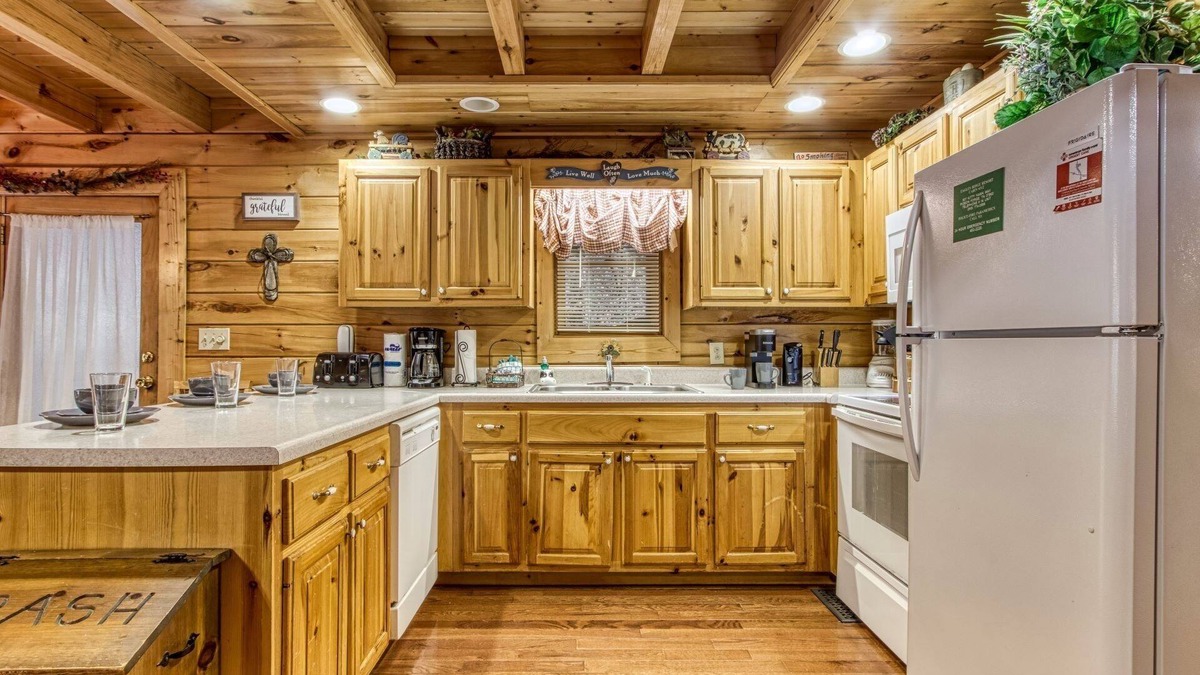 Pigeon Forge Cabin | Er312- Bear Mountain Memories- Great Location- Close To Town 6 Bedroom Cabin by RedAwning