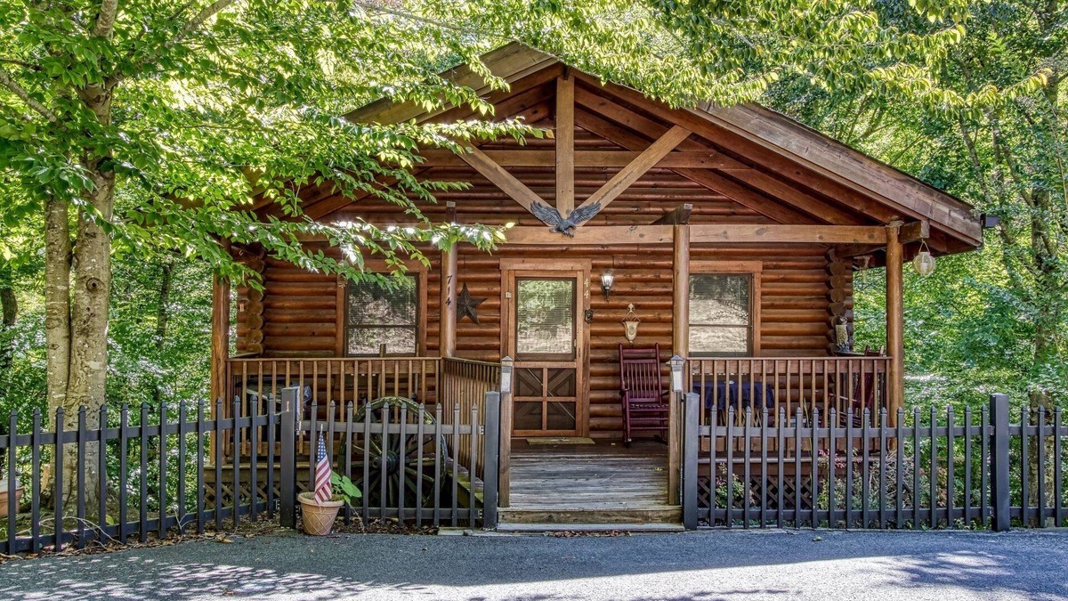 Pigeon Forge Cabin | Er44 - Rising Eagle - Great Location! Close To Town! 2 Bedroom Cabin by RedAwning