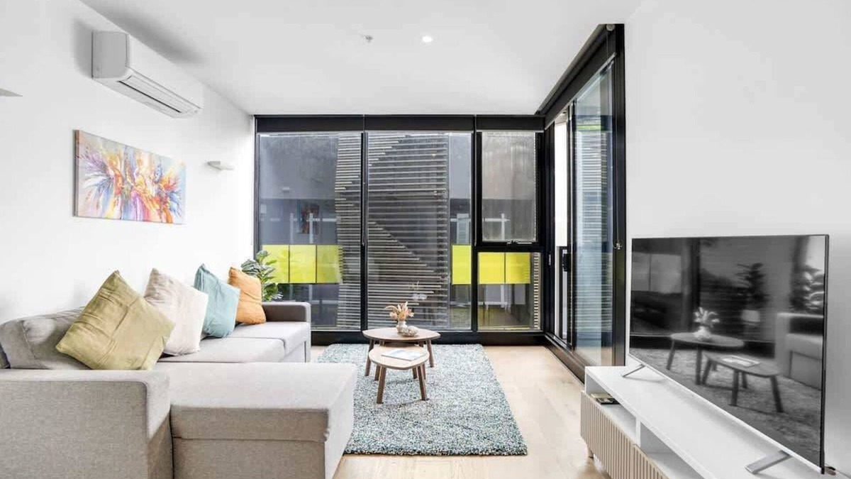 North Melbourne Apartment | ErgoModern NorthMelbourne Apt w balcony, pool, gym