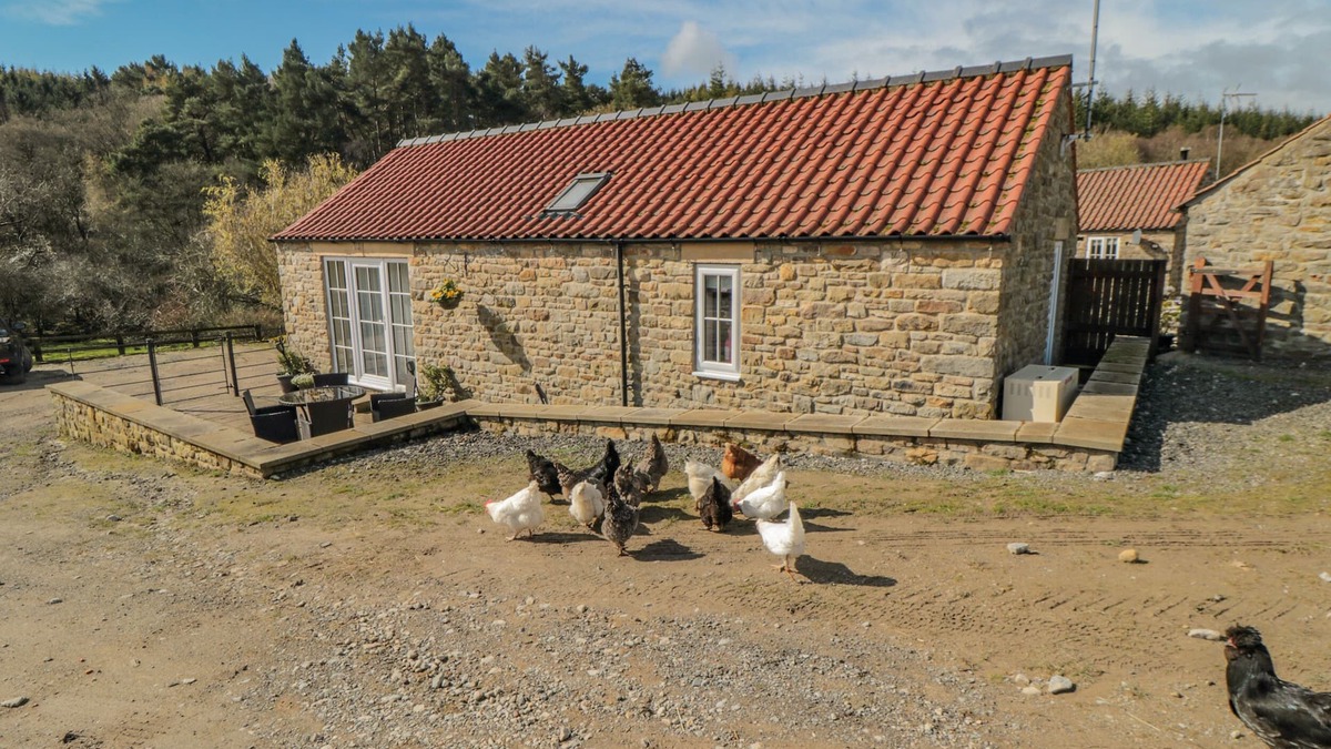 North York Moors National Park Cottage | ERICA'S 'EAVEN, pet friendly, with a garden in Kirkbymoorside
