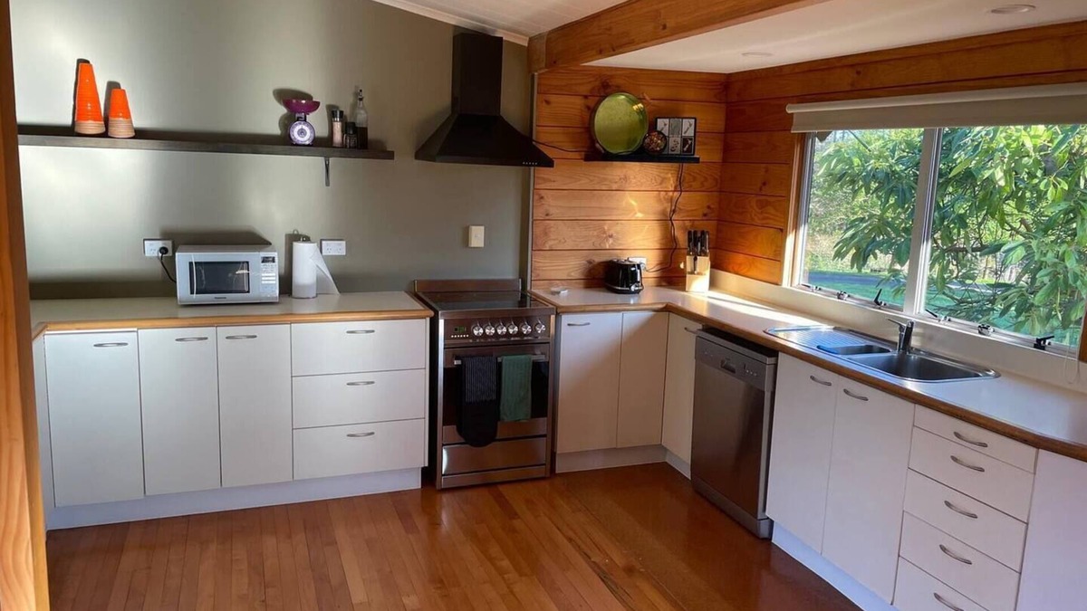 Wainui Cottage | Erics Cottage, working Deer farm