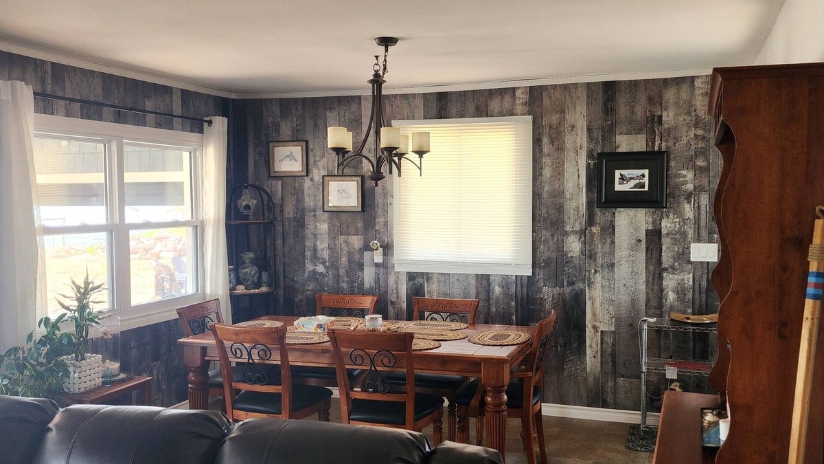 Amherstburg House | Erie Beach Moon. A cozy Waterfront cottage near Amherstburg Ontario
