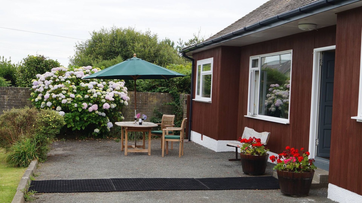 Llanfair House | Erw - Beach 200 yards, beautiful mountain views from property (2 night minimum)