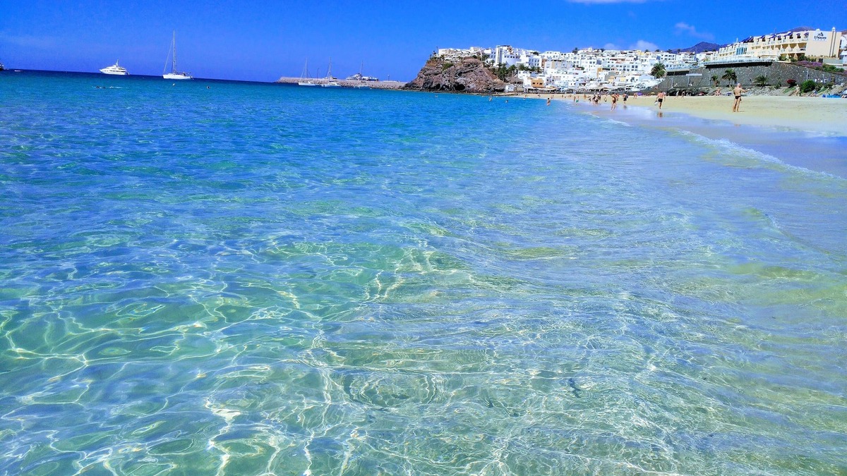 Morro Jable Apartment | Apartment 2/4p on the 1st line of the sea, overlooking the beach, swimming pools, equipped. WIFI