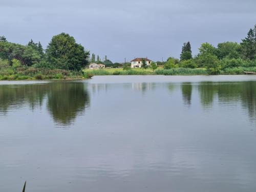 Belabre House | Escapade Nature : Maison et Lofts Privés avec Piscine, Étang de Pêche et Grandes Terrasses - FR-1-591-365