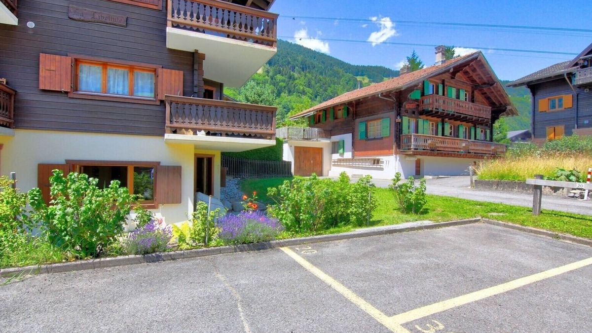 Champery Apartment | Escape at the foot of the Dents du Midi, quiet, 2' cabins, private park